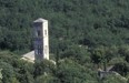 Saint-Symphorien émerge des arbres des Claparèdes (Vaucluse)_PNR Luberon